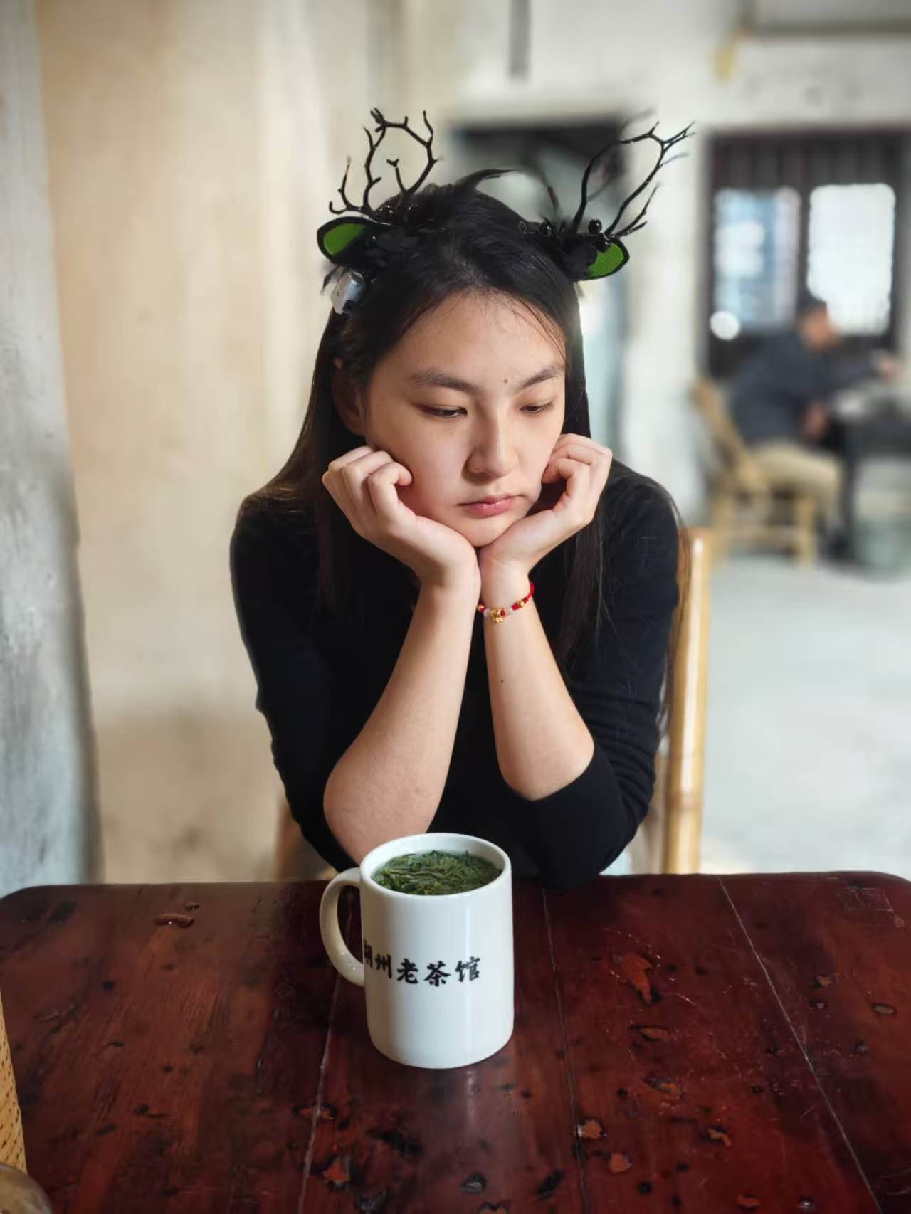 鹿角茶馆托腮