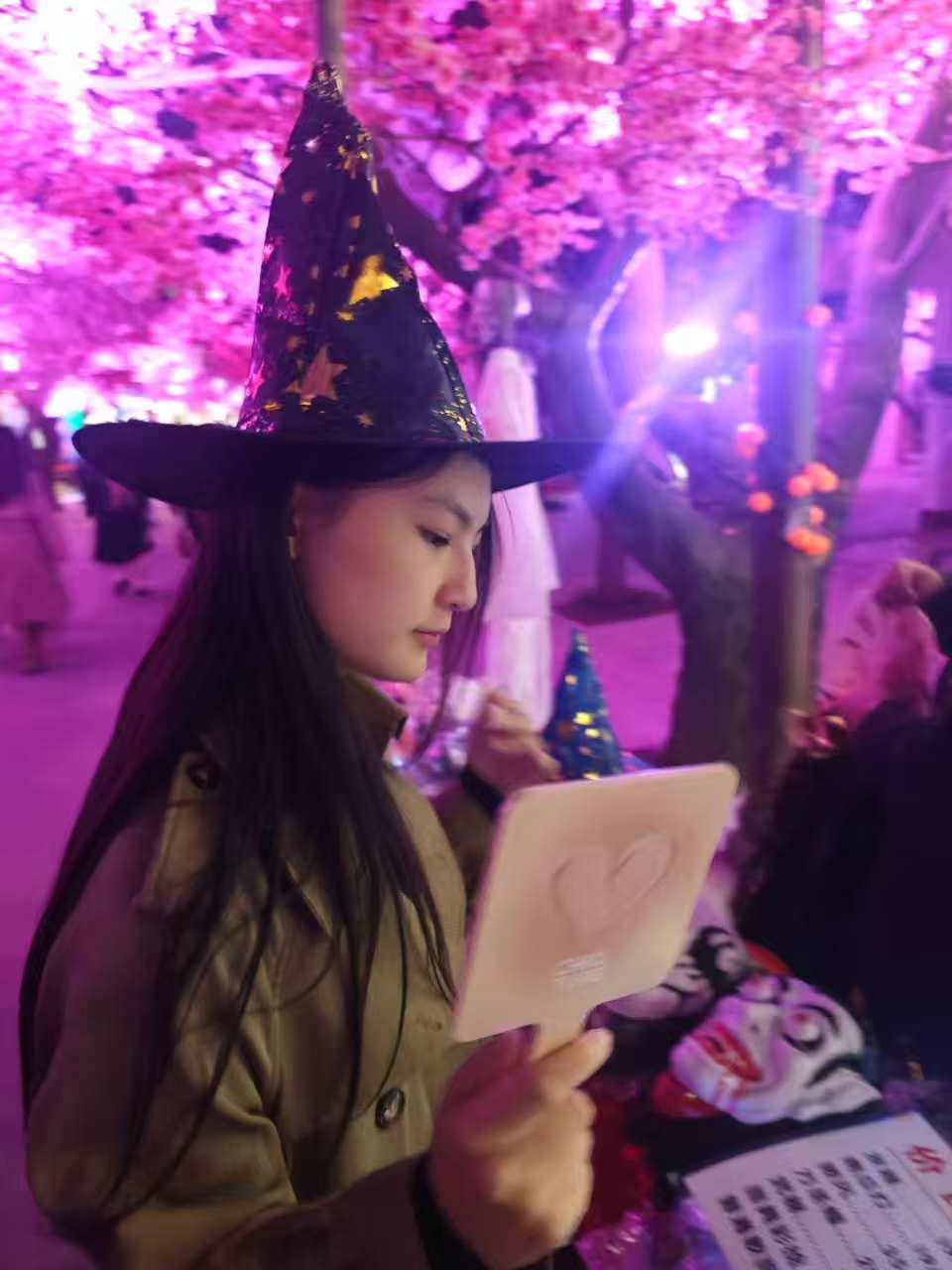 紫粉樱花下的小女巫